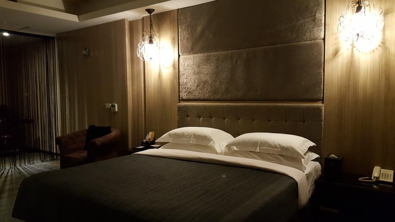 The Riverside Hotel & Motel Kaohsiung Bagian luar foto