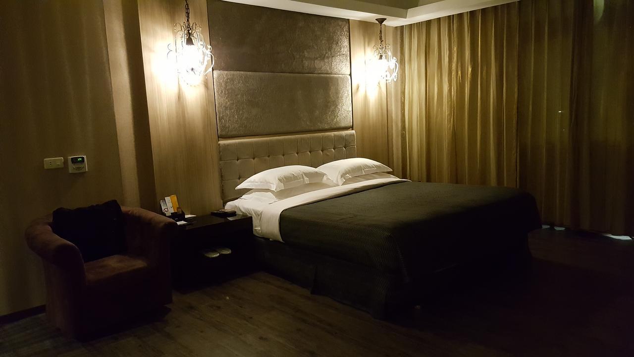 The Riverside Hotel & Motel Kaohsiung Bagian luar foto