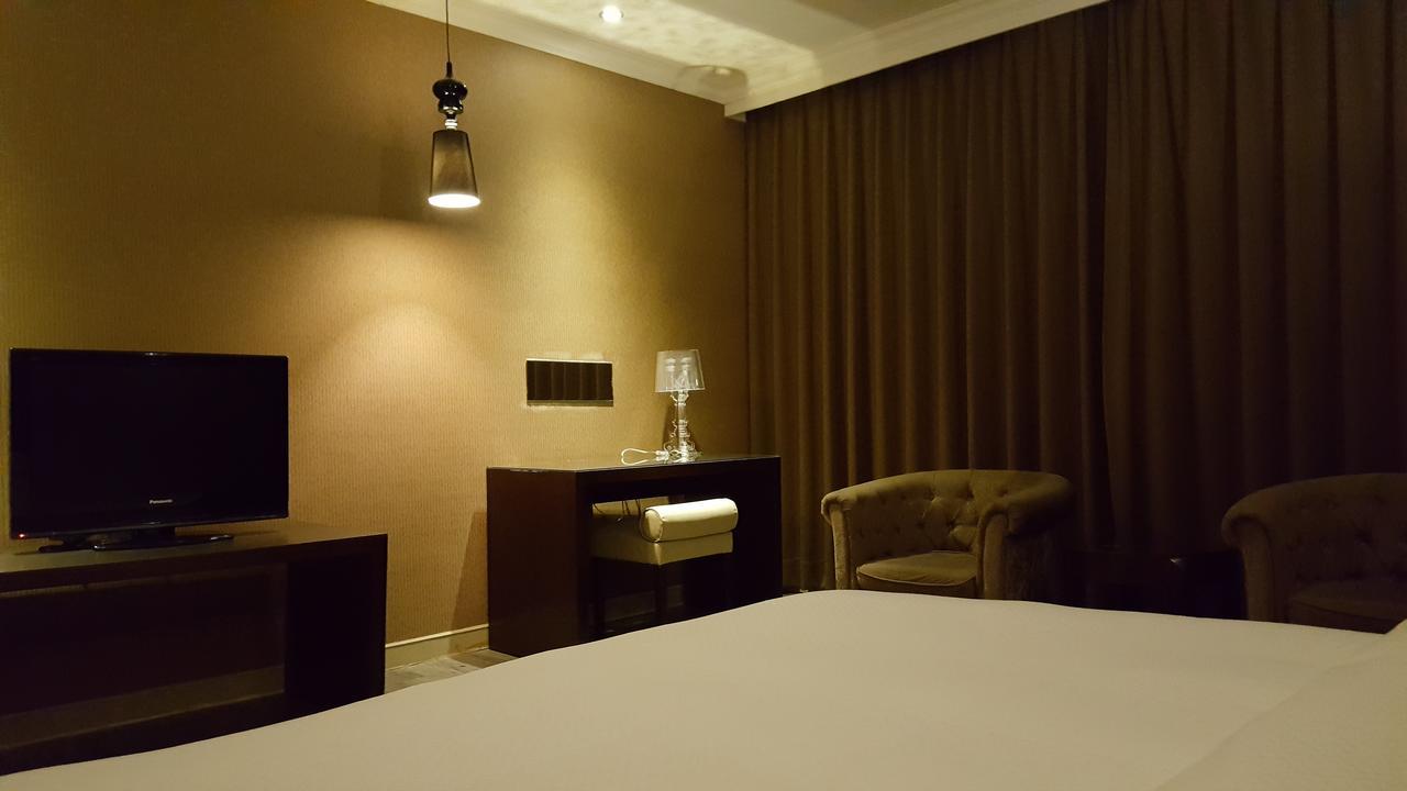 The Riverside Hotel & Motel Kaohsiung Bagian luar foto