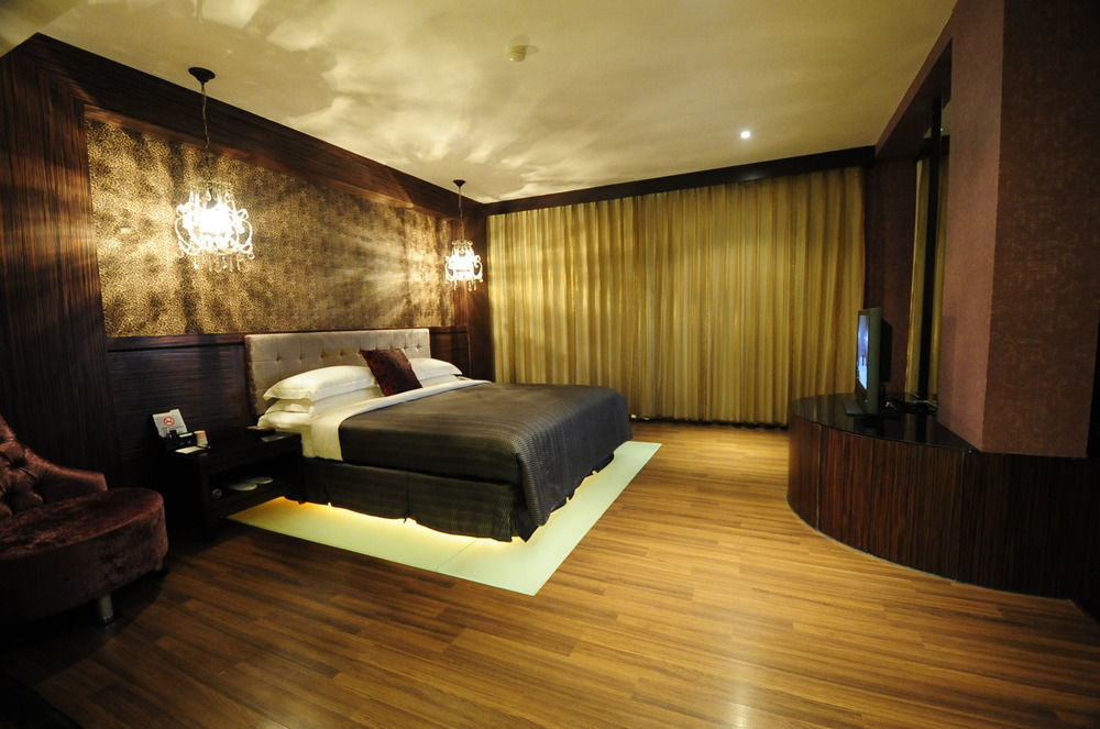 The Riverside Hotel & Motel Kaohsiung Bagian luar foto