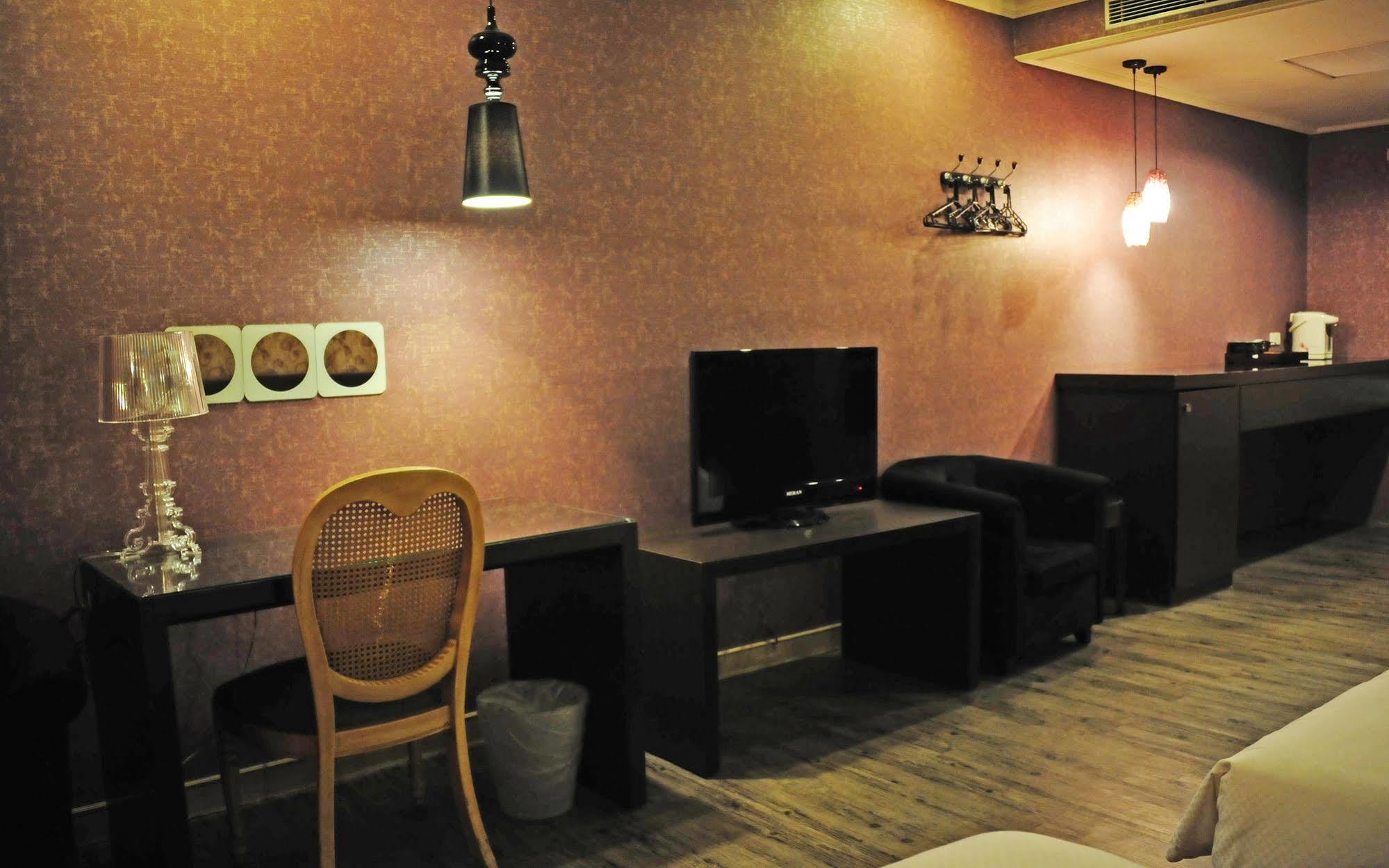 The Riverside Hotel & Motel Kaohsiung Bagian luar foto