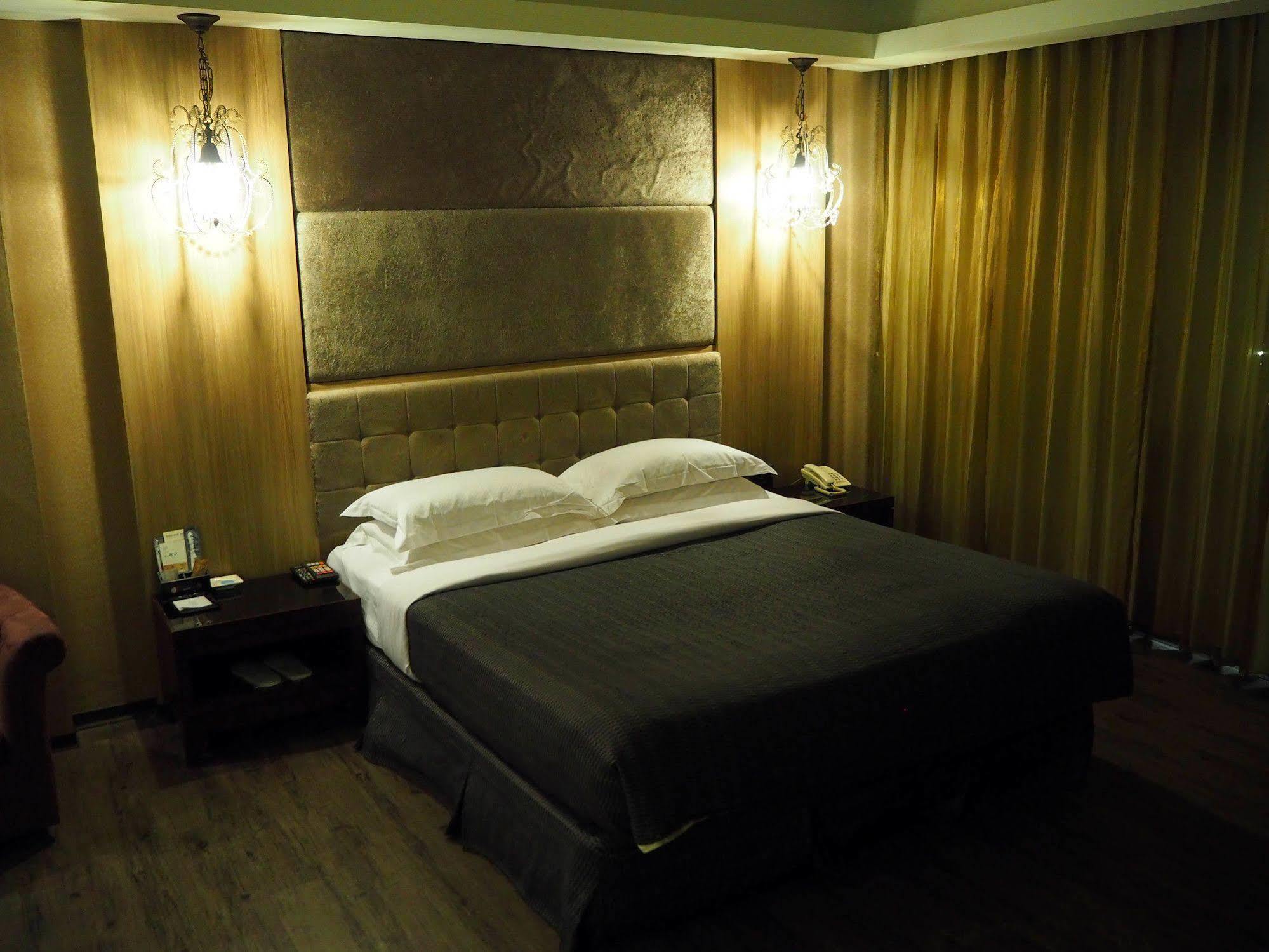 The Riverside Hotel & Motel Kaohsiung Bagian luar foto