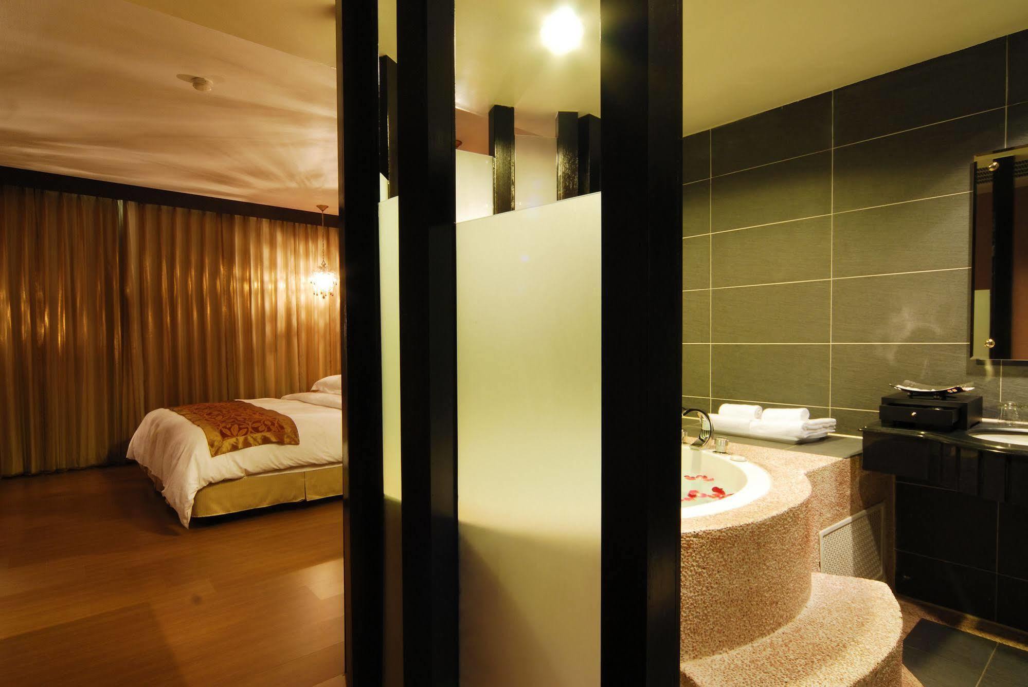 The Riverside Hotel & Motel Kaohsiung Bagian luar foto
