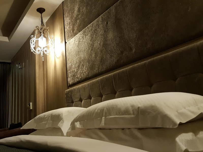 The Riverside Hotel & Motel Kaohsiung Bagian luar foto