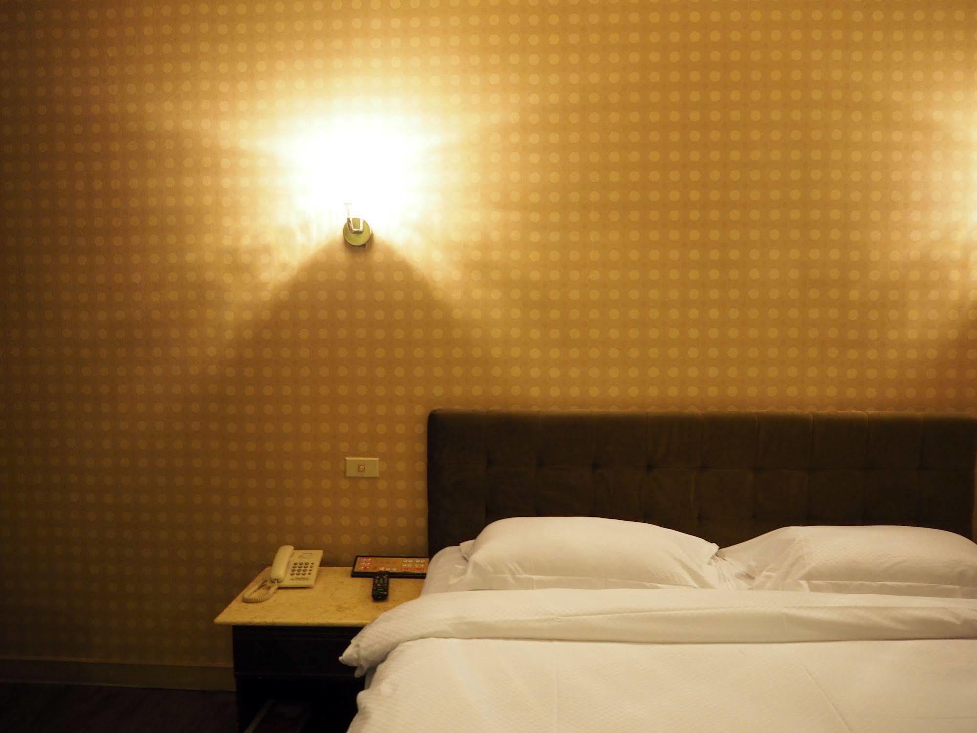 The Riverside Hotel & Motel Kaohsiung Bagian luar foto