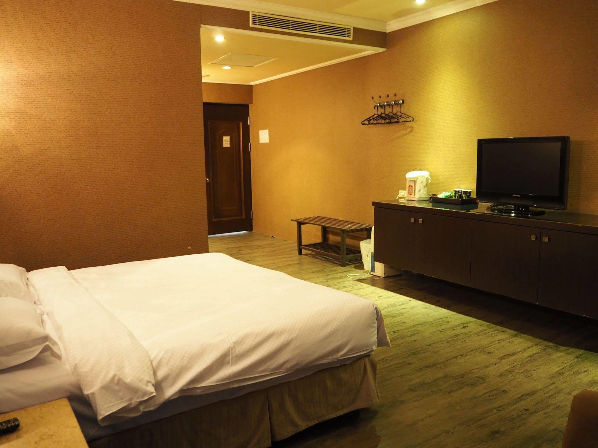 The Riverside Hotel & Motel Kaohsiung Bagian luar foto