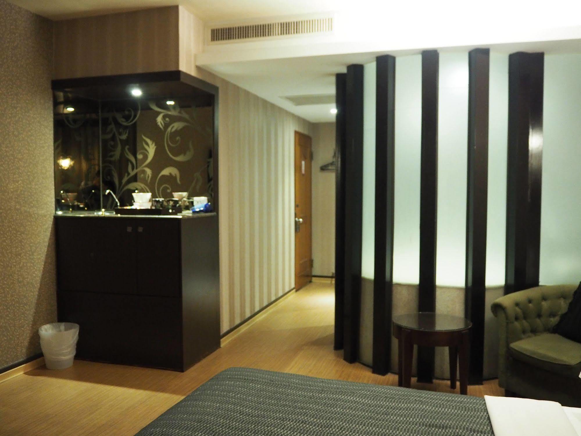 The Riverside Hotel & Motel Kaohsiung Bagian luar foto