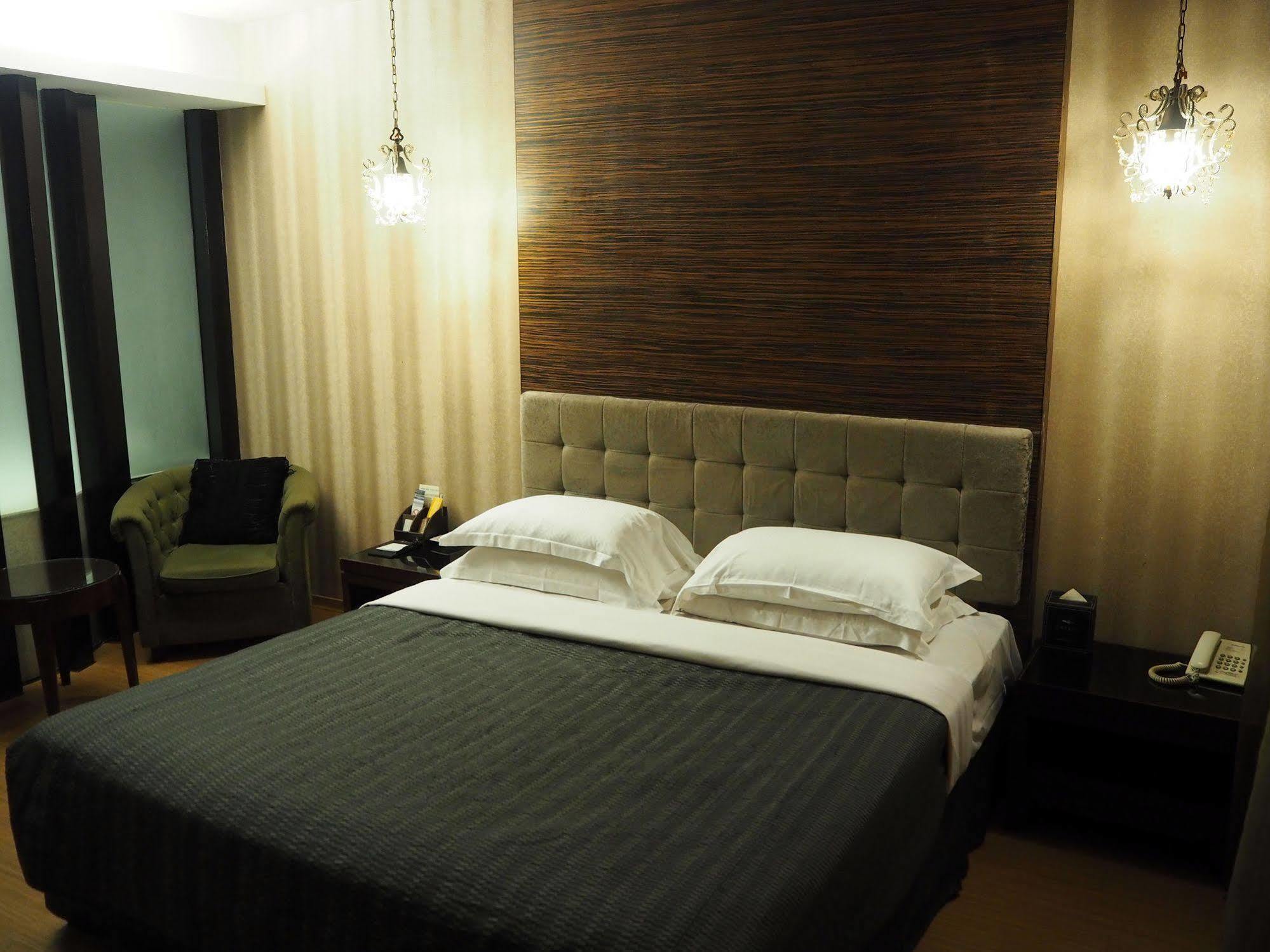 The Riverside Hotel & Motel Kaohsiung Bagian luar foto