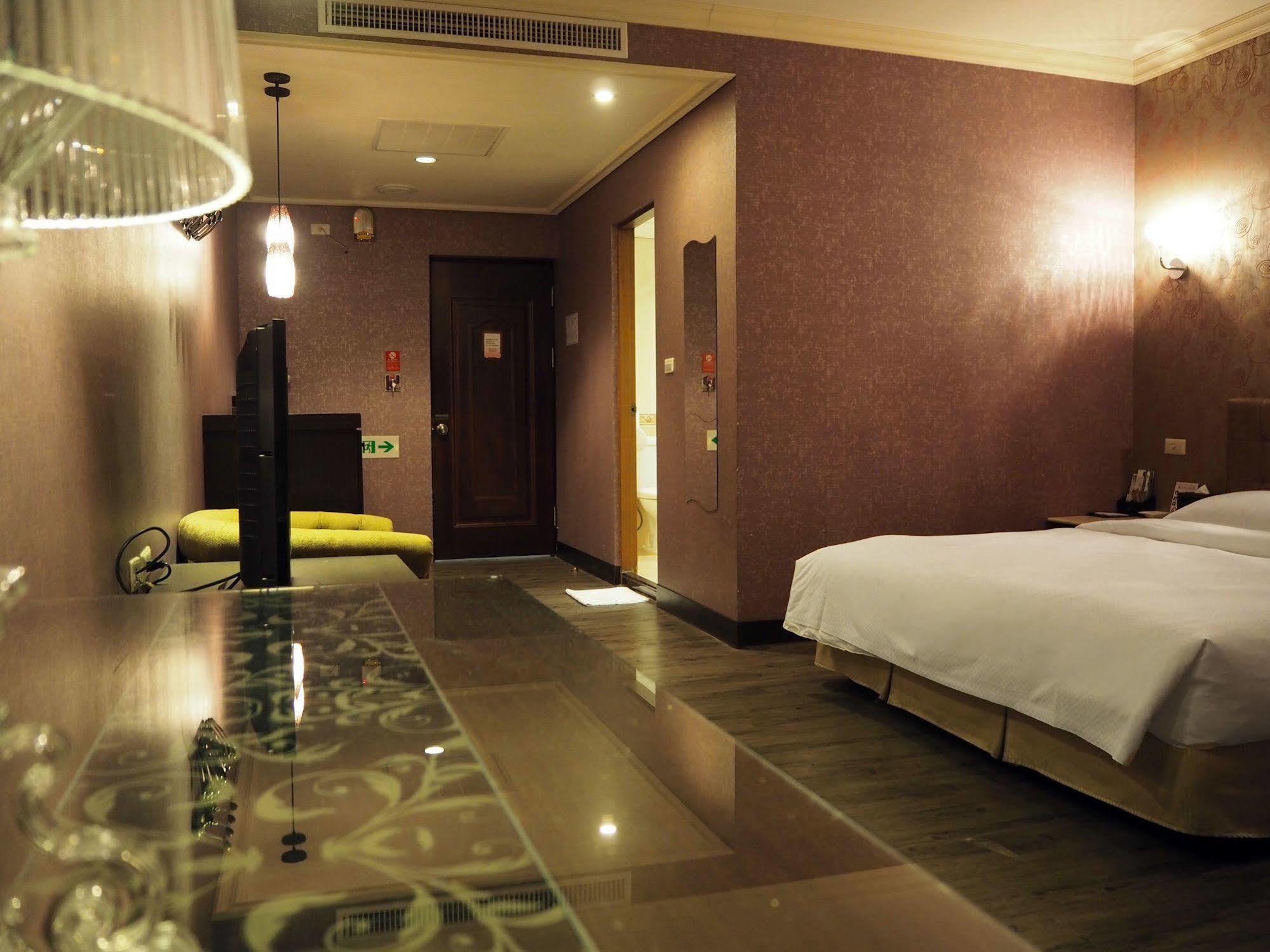 The Riverside Hotel & Motel Kaohsiung Bagian luar foto
