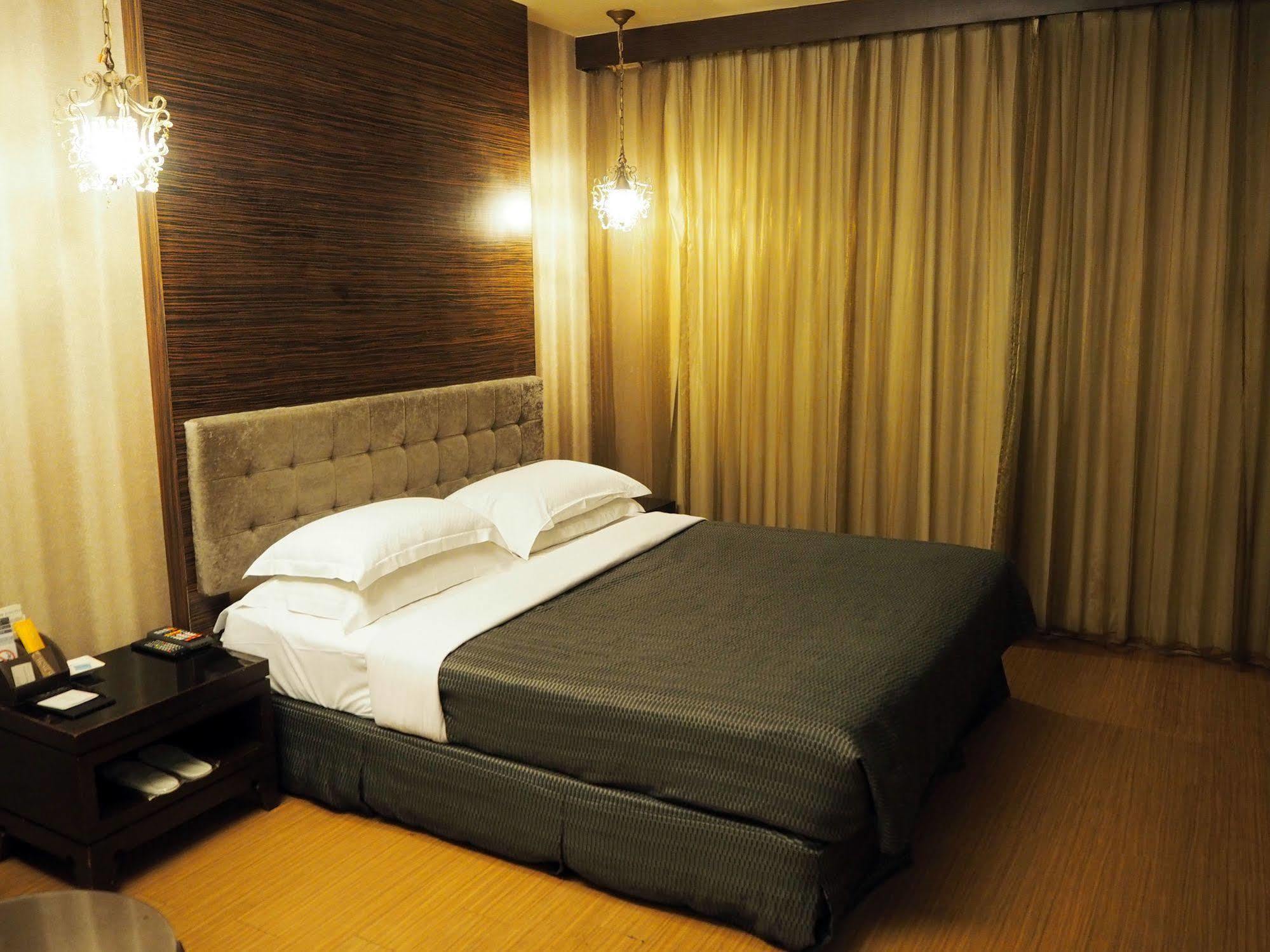 The Riverside Hotel & Motel Kaohsiung Bagian luar foto